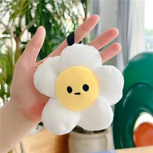 Detailaufnahme der weißen Plüsch-Sonnenblume mit süßem Gesicht und schwarzer Schlaufe