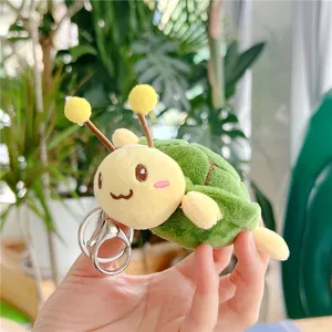 Detail van een schattige groene pluche schildpad hanger met metalen sleutelhanger clip