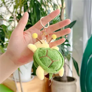 Detailopname van een pluche schildpad sleutelhanger met groen schild en gouden sluiting