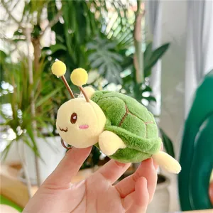 Detailopname van de zachte geel-groene pluche schildpad insect hanger met metalen haak