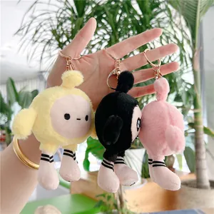 Trois adorables porte-clés en peluche colorés jaune, noir et rose avec anneaux dorés