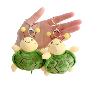 Schattige groene pluche schildpad sleutelhanger met lachend gezicht en gele tentakels