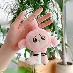Détail du porte-clés en peluche rose avec broderie soignée et anneau métallique