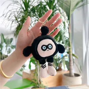 Gros plan du porte-clés peluche œuf noir avec crochet en métal doré et visage masqué