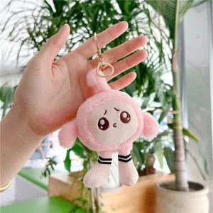 Gros plan détaillé d'un porte-clés en peluche rose avec visage brodé et fermoir doré