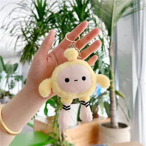 Porte-clés en peluche jaune duveteuse avec visage rose et fermoir en métal doré rose