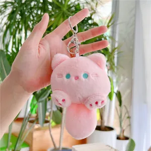 Detail van roze pluche katten-sleutelhanger met zachte vacht en geborduurde pootjes