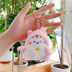 Gedetailleerde macro-opname van een roze en witte pluche kattenknuffel sleutelhanger