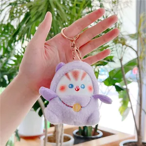 Paarse pluche katten-sleutelhanger met hoodie en fijn geborduurde blauwe ogen