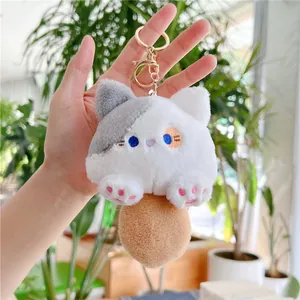 Detail van katten pluche sleutelhanger met gouden sluiting en roze pootafdrukken