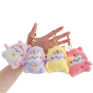 Set van vier kleurrijke pluchen katten-sleutelhangers met hoodies en gouden metalen clips
