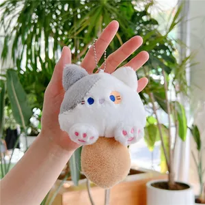 Detail van schattige pluche kattenhangers met verschillende oogkleuren en bruine pompon