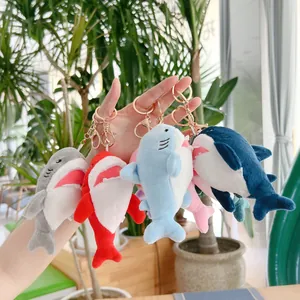Simpatico portachiavi squalo in peluche in vari colori con anello in metallo dorato
