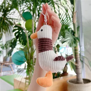 Detalle del peluche de gaviota en pana blanca con pico naranja y gancho de suspensión