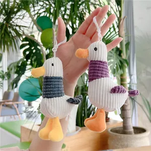 Detalle de los llaveros de pato de peluche en pana de color gris y violeta