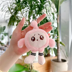 Détail d'un mignon pendentif en peluche rose avec fourrure douce et broderie sur une chaîne