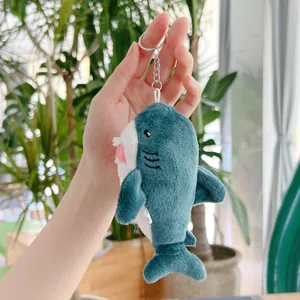 Dettaglio di un portachiavi a squalo in peluche con anello in metallo e tessuto
