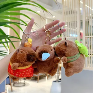 Porte-clés en peluche capybara avec couronne, bavoir bleu et petit sac à dos tortue mignonne