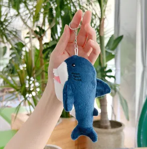 Dettaglio portachiavi squalo in peluche blu con occhi ricamati e anello d'argento