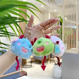 Trois porte-clés monstre chauve-souris en peluche colorée avec fermoir en métal doré