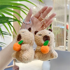 Niedlicher Capybara-Plüsch-Schlüsselanhänger mit Orange und silbernem Metallring