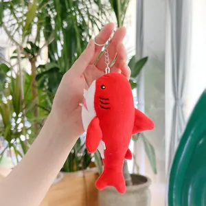 Dettaglio del portachiavi a squalo in peluche rosso con anello in metallo e ricami