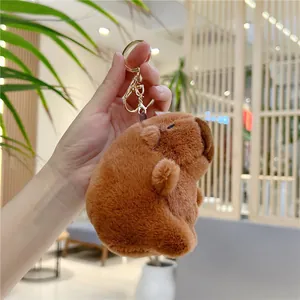 Porte-clés capybara en peluche marron doux avec mousqueton métallique doré et détails fins