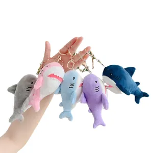 Set di cinque mini portachiavi a squalo in peluche colorati con ganci in metallo oro
