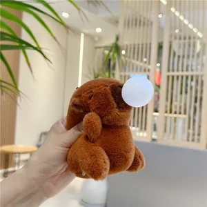 Gros plan du porte-clés capybara en peluche marron avec une bulle de nez rigolote