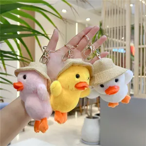 Set portachiavi anatra in peluche rosa, giallo e bianco con cappelli di paglia
