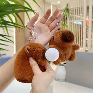 Gros plan de deux porte-clés capybara en peluche marron avec un design de bulle