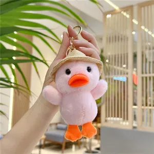 Dettaglio di ciondolo papera di peluche rosa con cappello di paglia e portachiavi