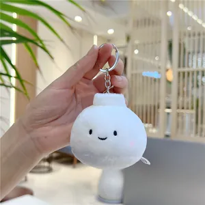 Détail macro du porte-clés peluche petit pain blanc avec anneau en métal argenté brillant