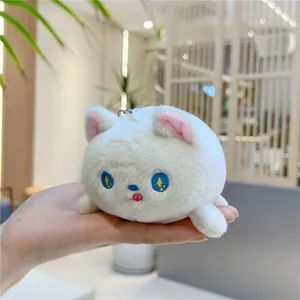 Detail van een zachte witte kattenknuffel-sleutelhanger met blauwe borduuroogjes