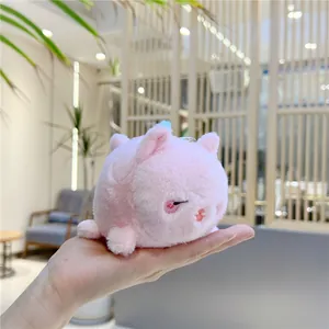 Detailopname van een roze pluche puppy-hanger met zachte textuur en fijn borduurwerk