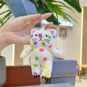 Dettaglio del portachiavi gatto di peluche bianco con pois colorati e naso a cuore