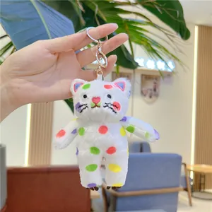 Dettaglio portachiavi gatto di peluche bianco con pois colorati e gancio in metallo