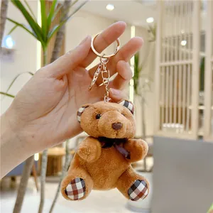 Portachiavi orsetto di peluche marrone con motivi a quadri su zampe ed orecchie piccole