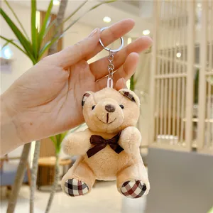 Dettaglio portachiavi orsetto di peluche con orecchie in tessuto scozzese e anello metallo