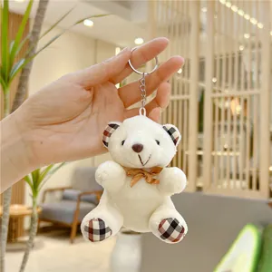 Portachiavi orsetto di peluche bianco con orecchie a quadri e fiocco di nastro marrone