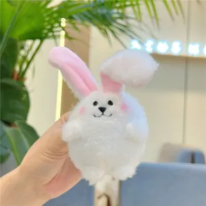 Dettaglio del portachiavi a forma di coniglio di peluche bianco con orecchie rosa