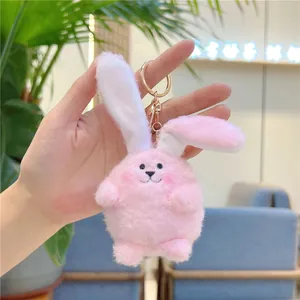 Dettaglio del portachiavi a coniglietto in peluche rosa con anello di metallo dorato