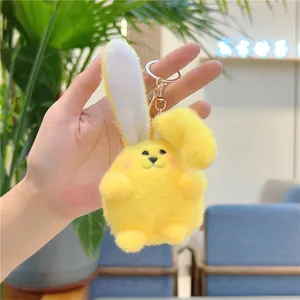 Dettaglio di un portachiavi a forma di coniglio in peluche giallo con orecchie lunghe