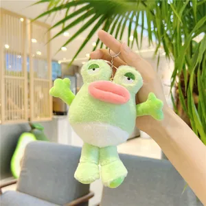 Detail eines grünen Plüschfrosch-Schlüsselanhängers mit großen rosa Lippen und Felltextur