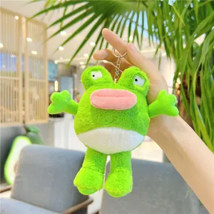 Nahaufnahme von lustigem Frosch-Plüsch-Anhänger mit großen rosa Lippen und Schlüsselring
