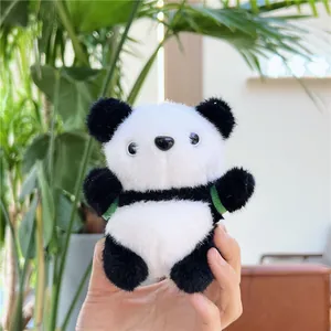 Detailaufnahme eines Panda-Plüsch-Anhängers mit weichem schwarz-weißem Kunstfell