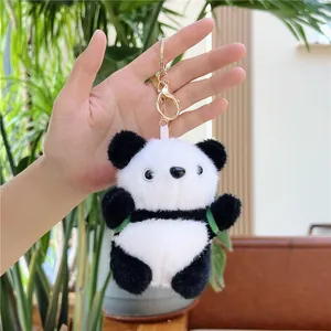Nahaufnahme eines Panda-Plüsch-Schlüsselanhängers mit weichem Kunstfell und Goldkarabiner