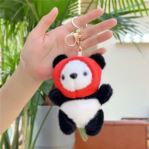 Detail von Plüsch-Panda-Anhänger mit rotem Kapuzenpullover und goldenem Karabiner