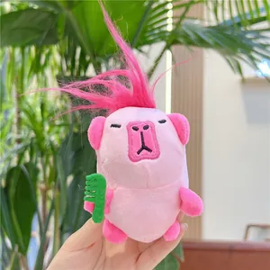 Detailaufnahme eines rosa Capybara-Plüschtiers mit langem Haar und grünem Kamm-Zubehör