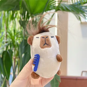 Detail eines Capybara-Plüschanhängers mit lustigen Haaren und blauem Mini-Kamm-Zubehör